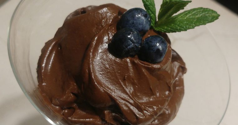 Mousse vegano de chocolate y aguacate